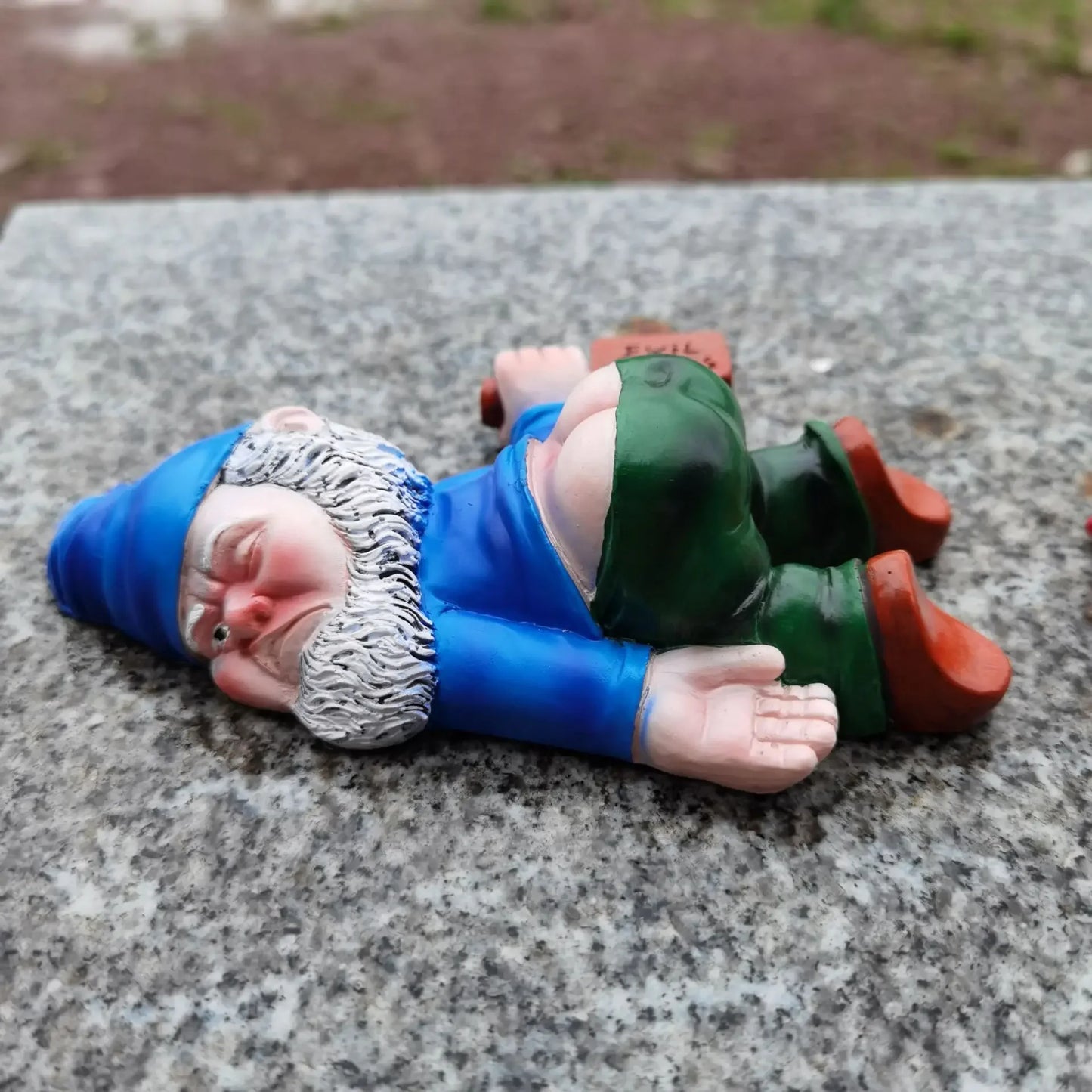 Legende vejrbestandig haveskræmme i harpiks (15 cm)