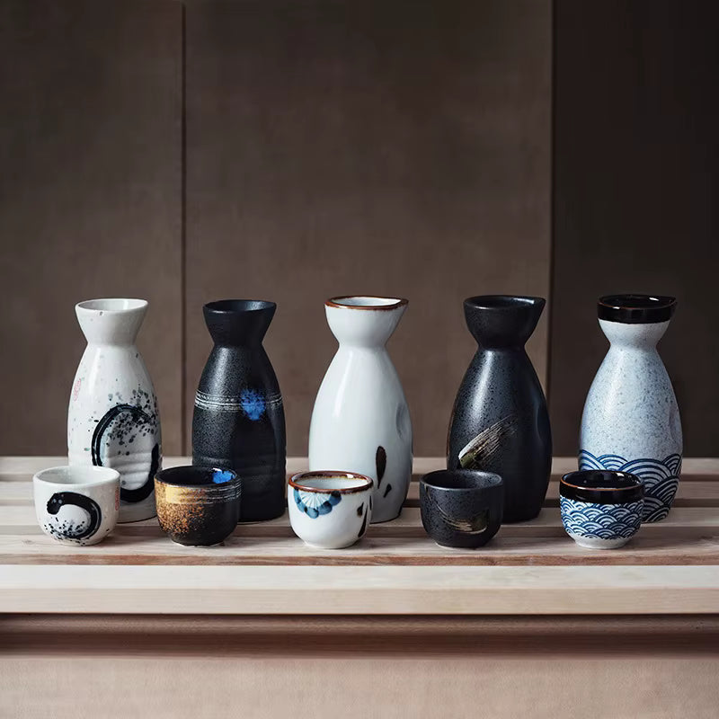 Handgefertigtes japanisches Keramik-Sake-Set (Karaffe & Tassen)