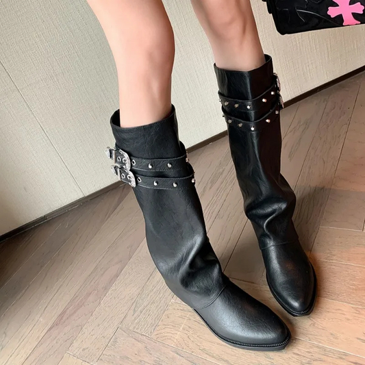 BoldStep - Knöchelhohe Stiefel mit Schnallen und Nieten