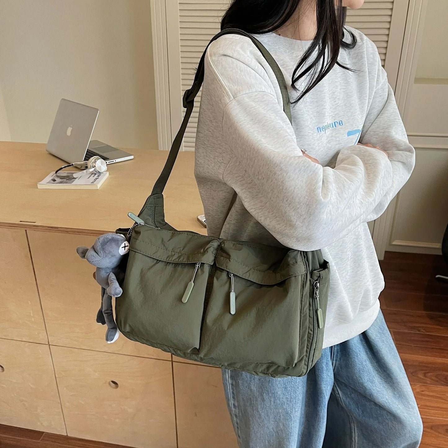 Leichte Nylonschultertasche mit mehreren Taschen (umwandelbar)