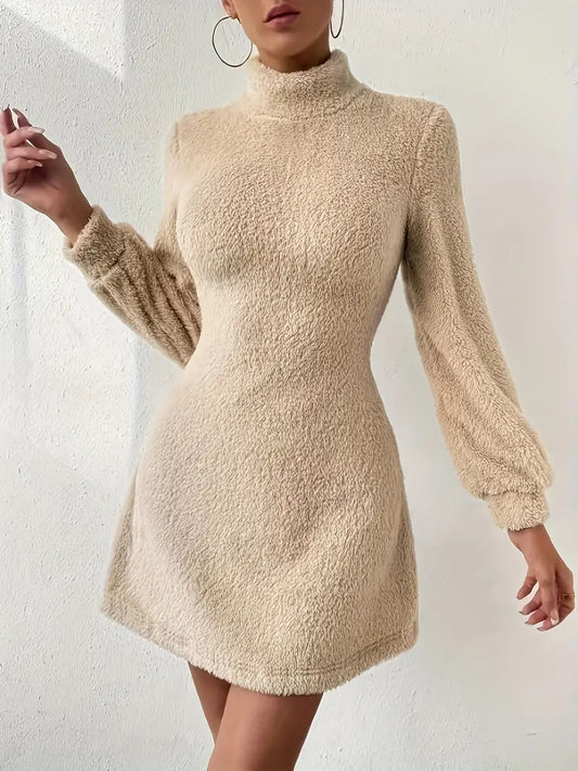 Belinda - Slim-Fit Monochromkleid mit Stehkragen und flauschigem Schnitt
