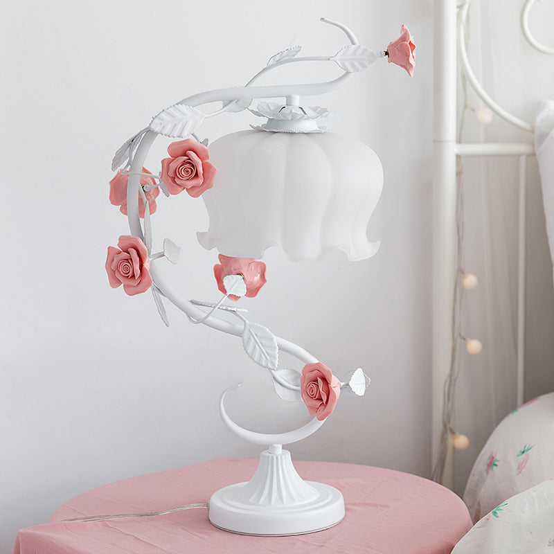 Variant image for Stilfuld Bordlampe med Ægte Rosenblade i Shabby Chic Design – Rosa og Hvid Belysning til Hjemmet-2