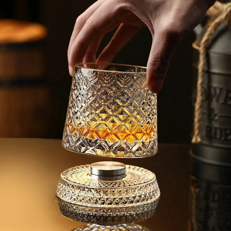 Um 360° drehbares Whiskyglas aus Kristall (201–300 ml)