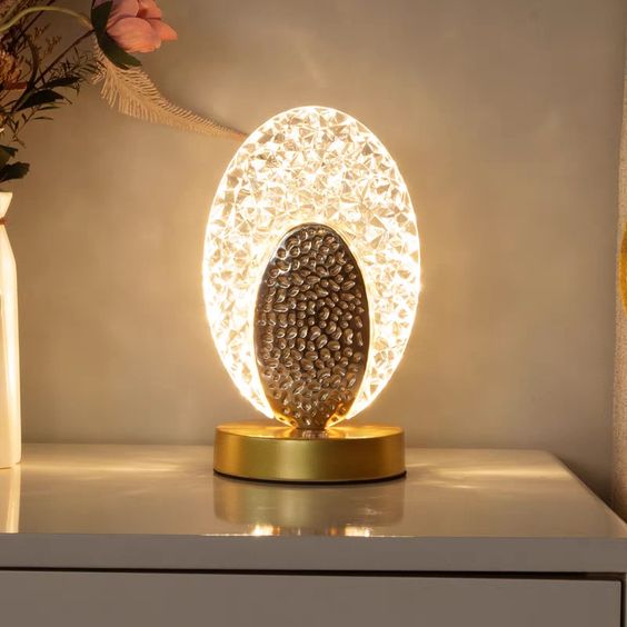 LumiPlume - Moderne und luxuriöse Pfauentischlampe