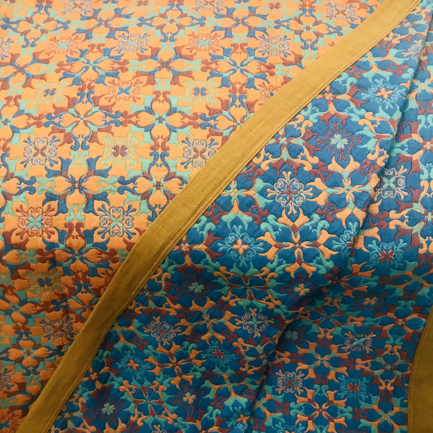 Ethniquilt - Baumwollquilt mit orange-blauem Muster in sechs Lagen