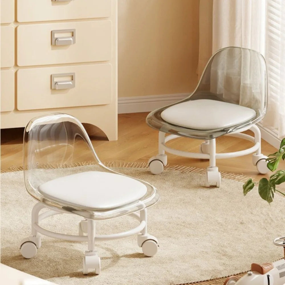 Transparenter Acrylhocker mit Rollen und Rückenlehne