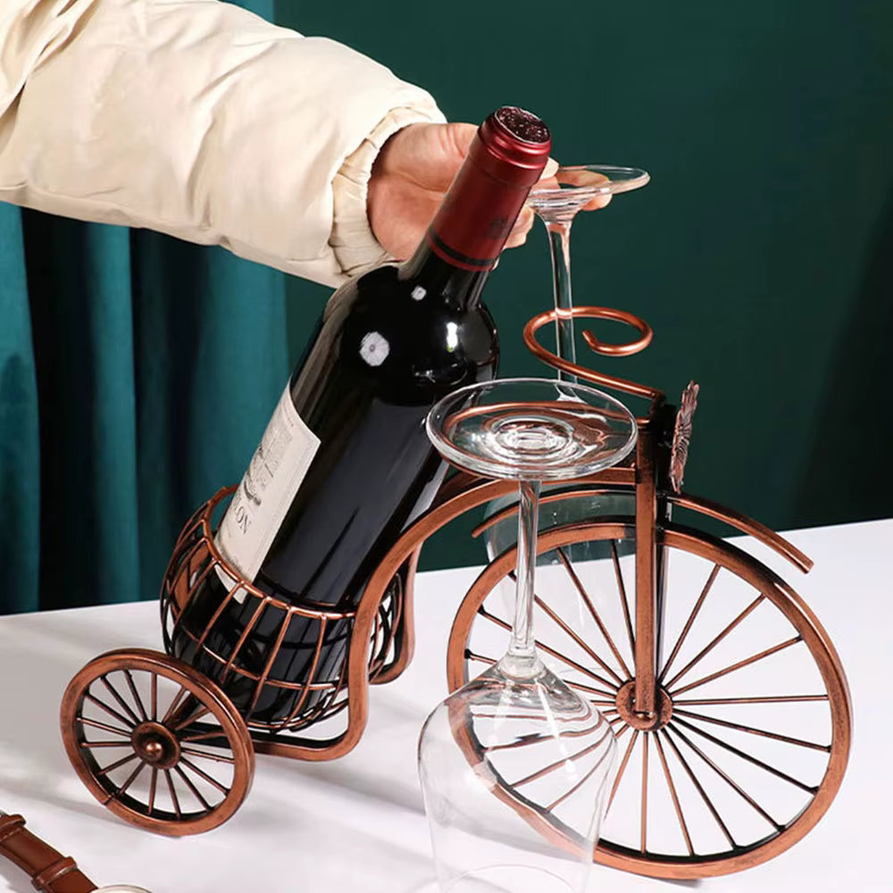 Handgefertigtes retro Dreirad aus Metall als Weinflaschenhalter