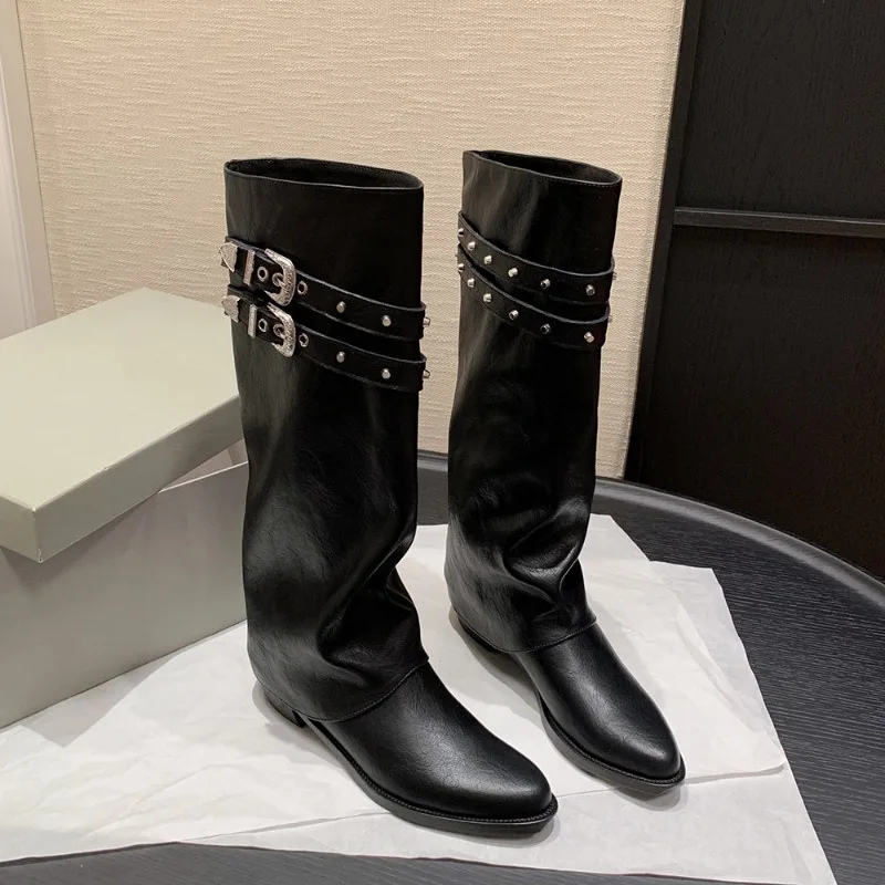 BoldStep - Knöchelhohe Stiefel mit Schnallen und Nieten