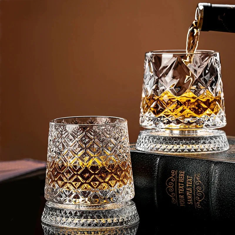 Um 360° drehbares Whiskyglas aus Kristall (201–300 ml)