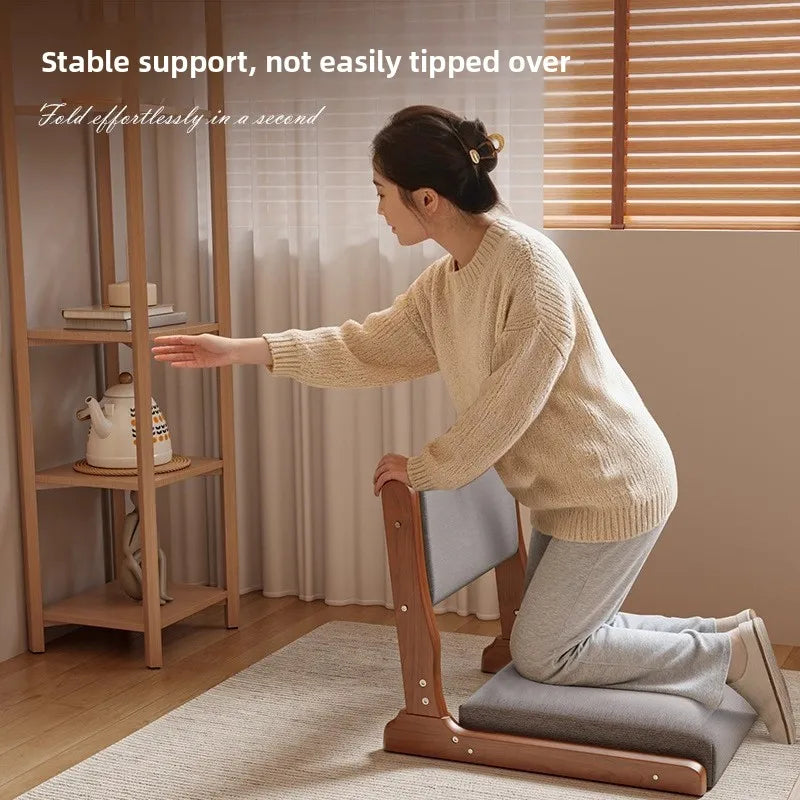 Sammenklappelig gulvstol i massivt træ med ergonomisk ryglæn