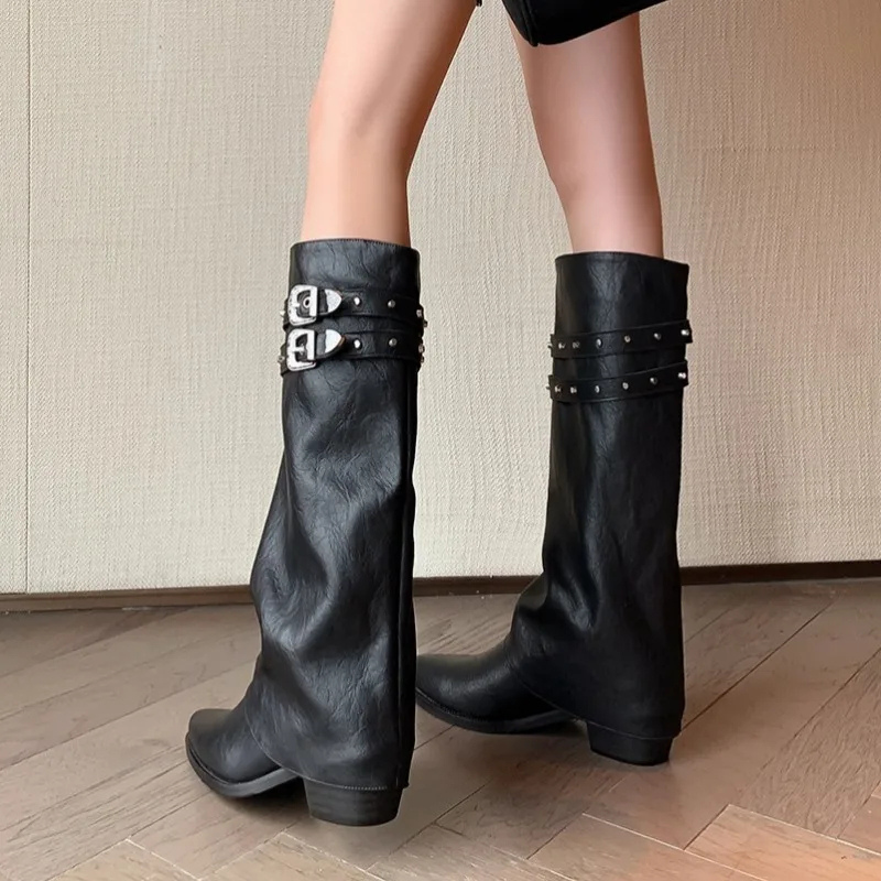 BoldStep - Knöchelhohe Stiefel mit Schnallen und Nieten
