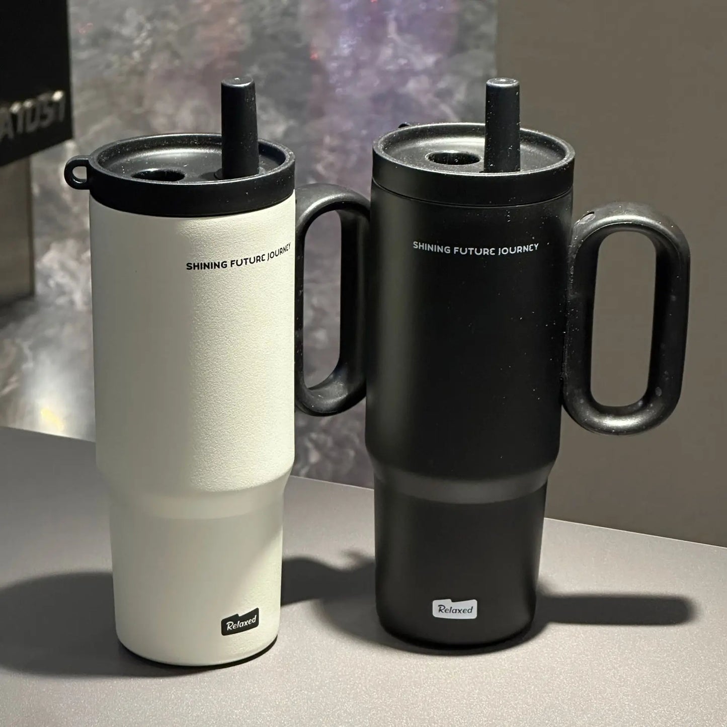 Vakuumisolierte Edelstahl-Wasserflasche mit Strohhalm und Griff (750 ml)