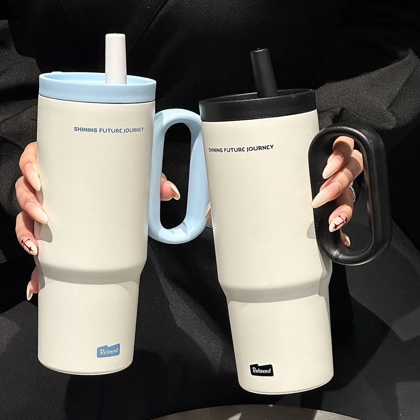 Vakuumisolierte Edelstahl-Wasserflasche mit Strohhalm und Griff (750 ml)