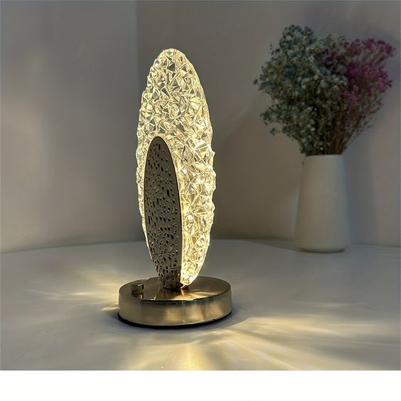 LumiPlume - Moderne und luxuriöse Pfauentischlampe