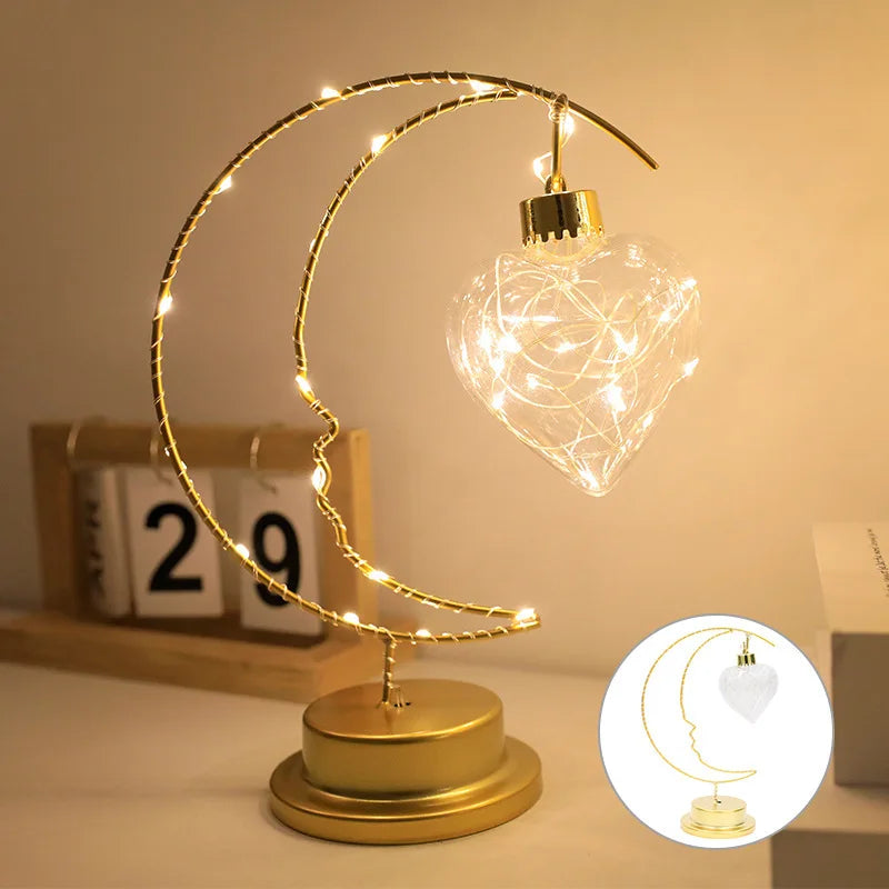 Batteridrevet dekorativ natlampe med varmt LED-lys (måne-, stjerne- og hjerteformer)