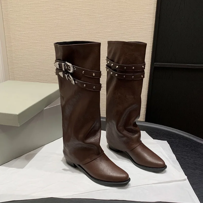 BoldStep - Knöchelhohe Stiefel mit Schnallen und Nieten