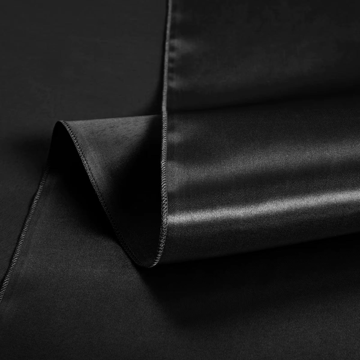 Knitterfreie satinierte rechteckige Tischdecke (Schwarz)