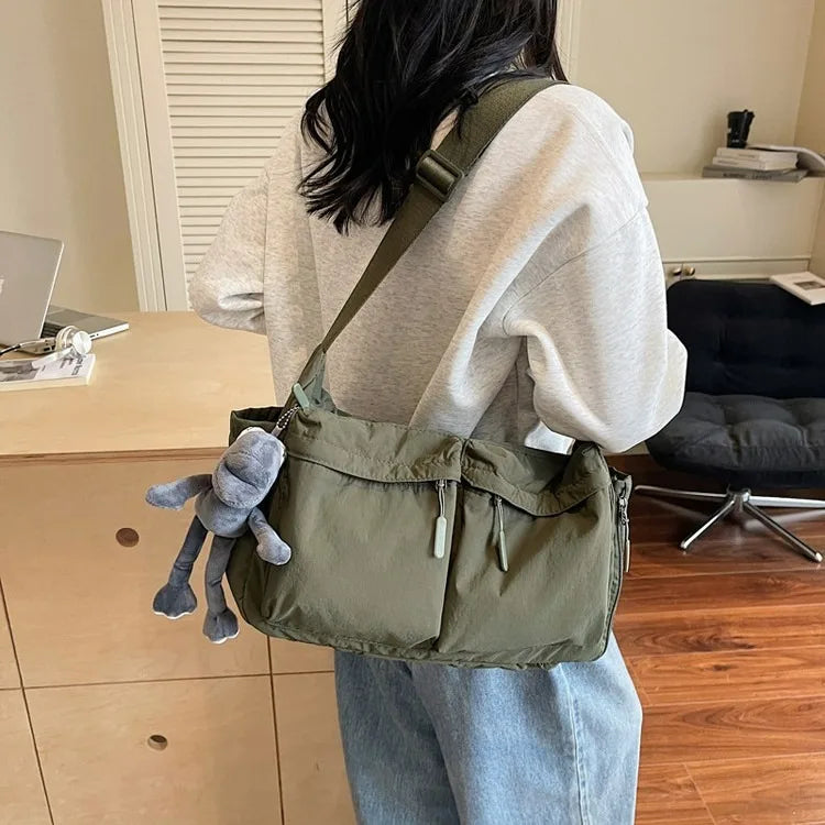 Leichte Nylonschultertasche mit mehreren Taschen (umwandelbar)
