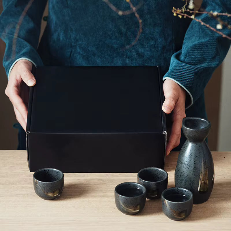 Handgefertigtes japanisches Keramik-Sake-Set (Karaffe & Tassen)