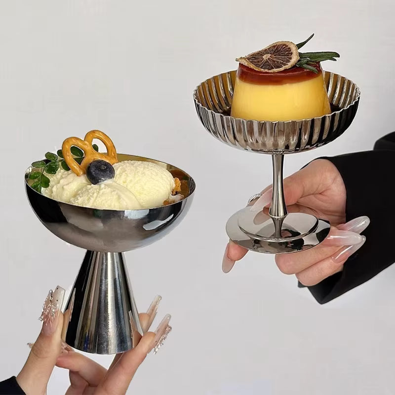 Hoher, retrofarbener Dessertbecher aus Edelstahl