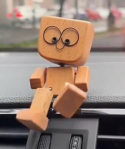 JoyTide Holzfigur mit Kugelgelenk — Schaffe Freude bei jeder Fahrt
