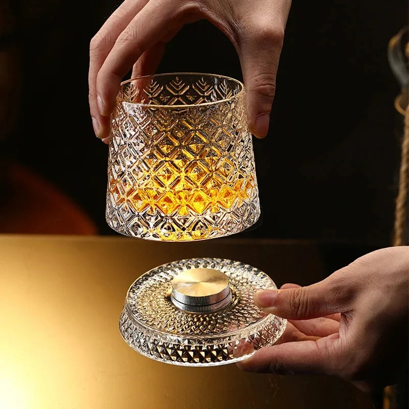 Um 360° drehbares Whiskyglas aus Kristall (201–300 ml)