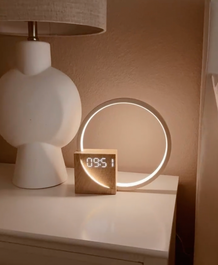 Digital Ur med Solopgangssimulation og Dæmpbar Touch Lampe – Hvid og Træ, Oplader og FM-Radio-3