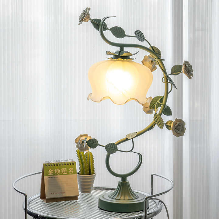 Stilfuld Bordlampe med Ægte Rosenblade i Shabby Chic Design – Rosa og Hvid Belysning til Hjemmet-4