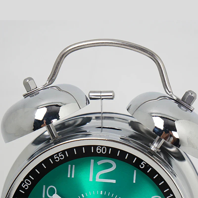 RetroRing | Analogwecker aus Metall - Klassisches, traditionelles Design, geräuschlose Bewegung, stilvoller Wecker für das Schlafzimmer