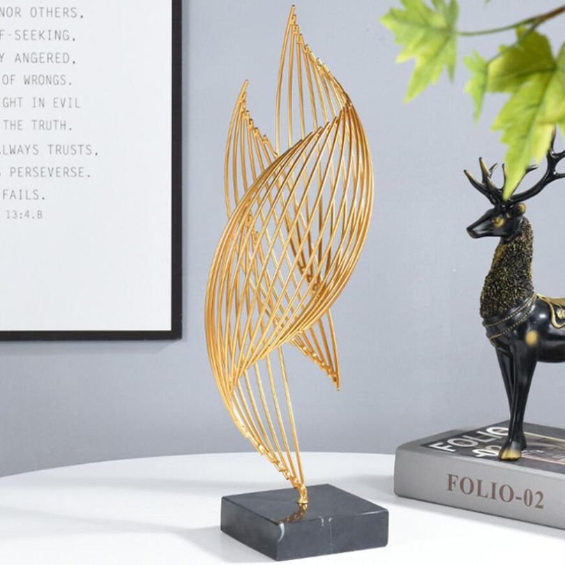 VivaLuxe - Abstraktes gewelltes Ornament aus modernem Metall