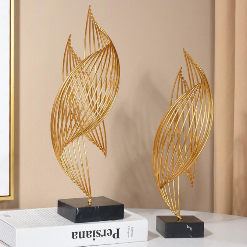 VivaLuxe - Abstraktes gewelltes Ornament aus modernem Metall