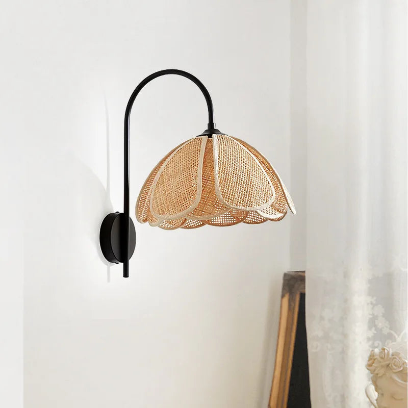 LumiEssence - Wandleuchte mit Rattanblume