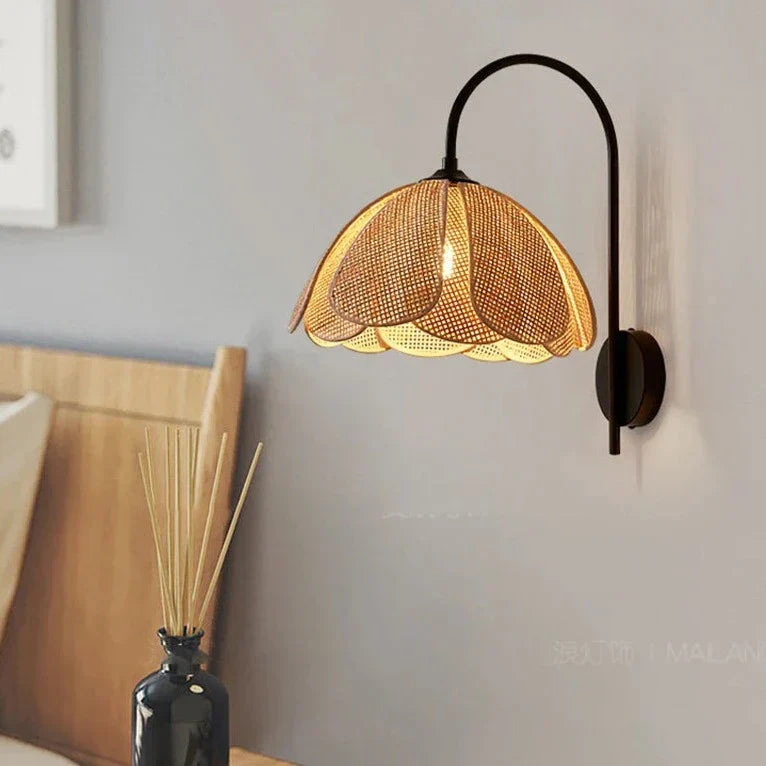 LumiEssence - Wandleuchte mit Rattanblume