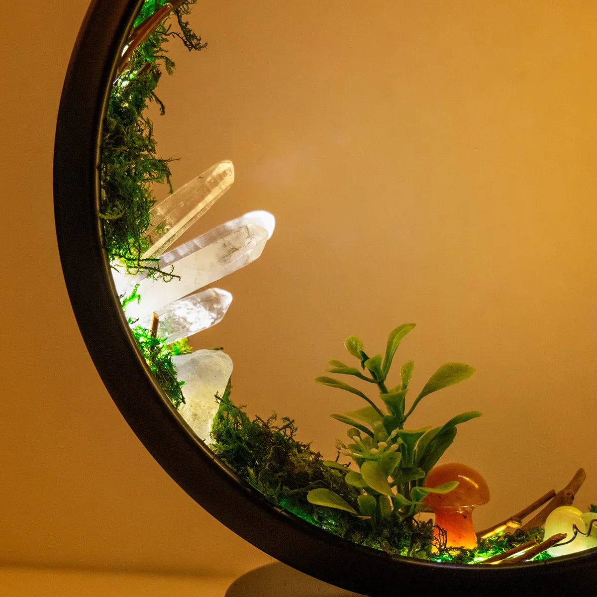 EnchantedRing | Nachtlampe mit eleganter runder Rahmen mit grünen Pflanzen und echten Kristallen, perfekt für die Wohnkultur