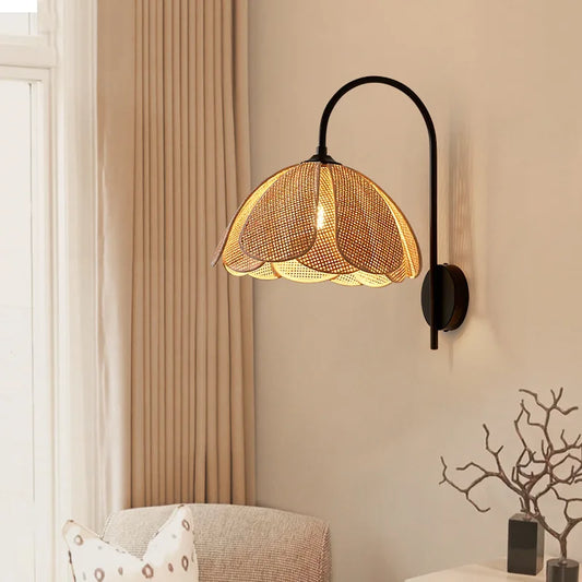 LumiEssence - Wandleuchte mit Rattanblume