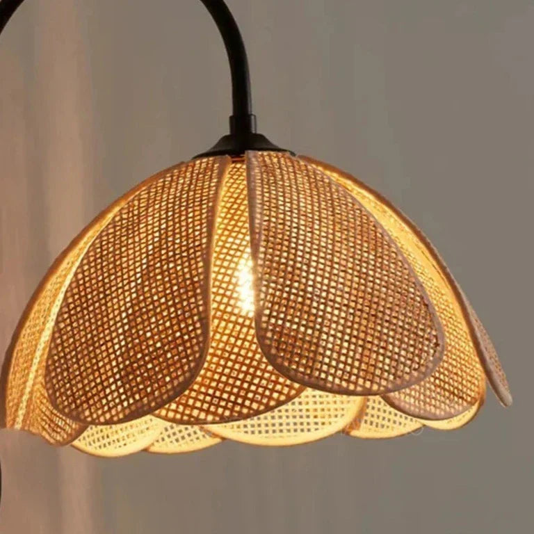 LumiEssence - Wandleuchte mit Rattanblume