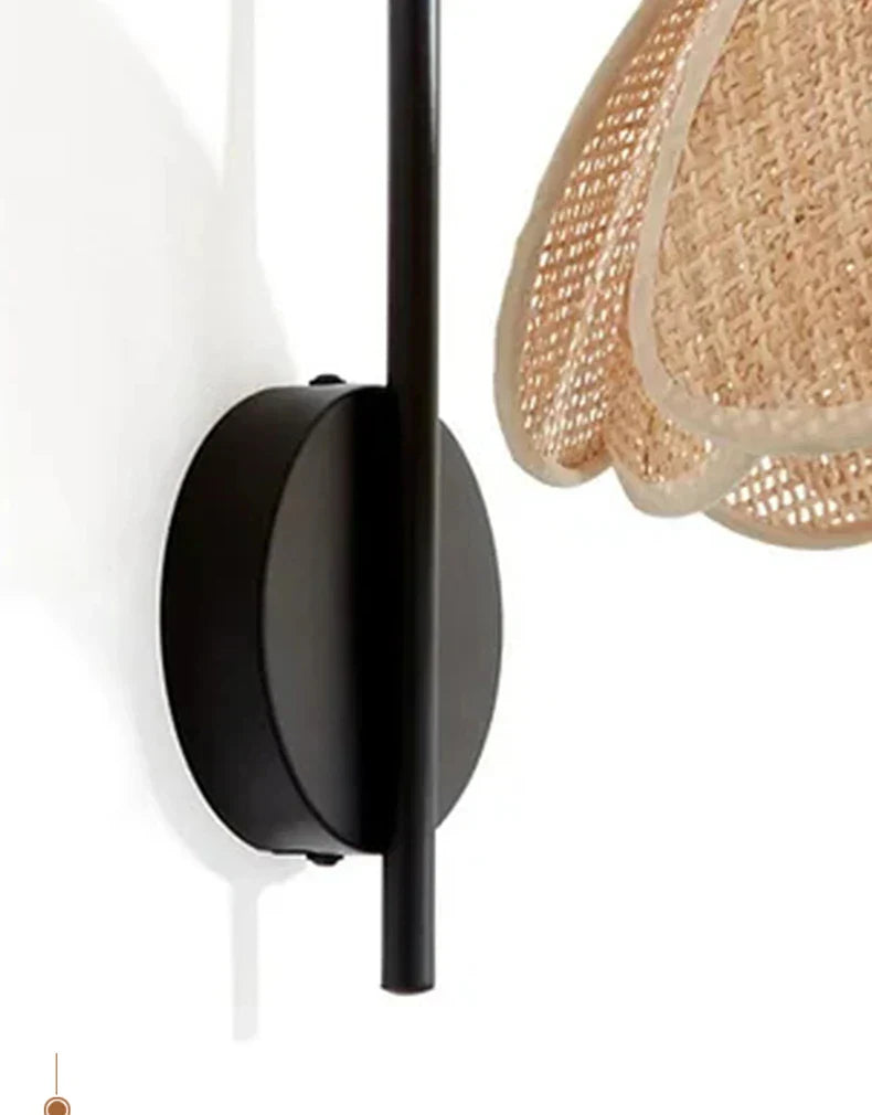 LumiEssence - Wandleuchte mit Rattanblume