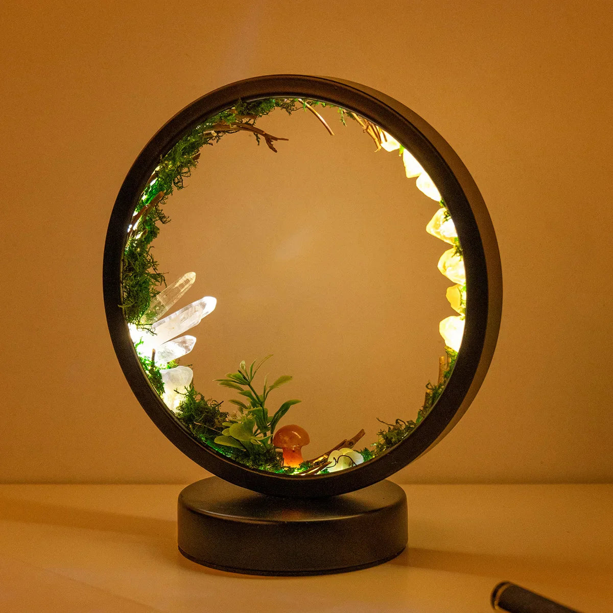 EnchantedRing | Nachtlampe mit eleganter runder Rahmen mit grünen Pflanzen und echten Kristallen, perfekt für die Wohnkultur