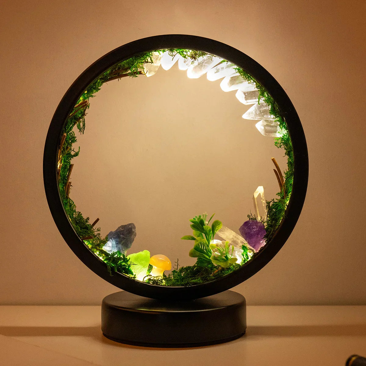 EnchantedRing | Nachtlampe mit eleganter runder Rahmen mit grünen Pflanzen und echten Kristallen, perfekt für die Wohnkultur