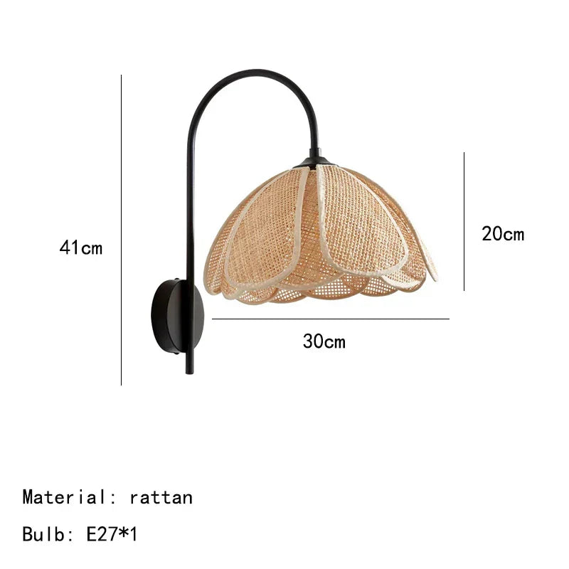 LumiEssence - Wandleuchte mit Rattanblume