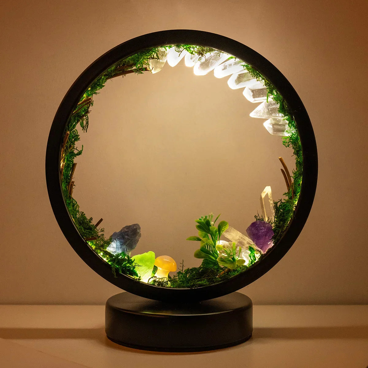 EnchantedRing | Nachtlampe mit eleganter runder Rahmen mit grünen Pflanzen und echten Kristallen, perfekt für die Wohnkultur