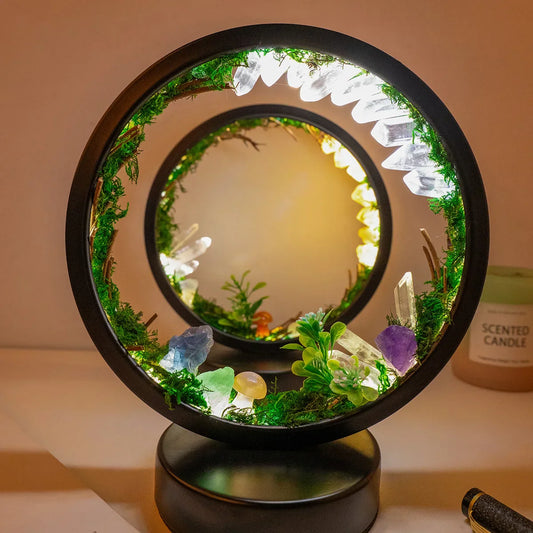 EnchantedRing | Nachtlampe mit eleganter runder Rahmen mit grünen Pflanzen und echten Kristallen, perfekt für die Wohnkultur
