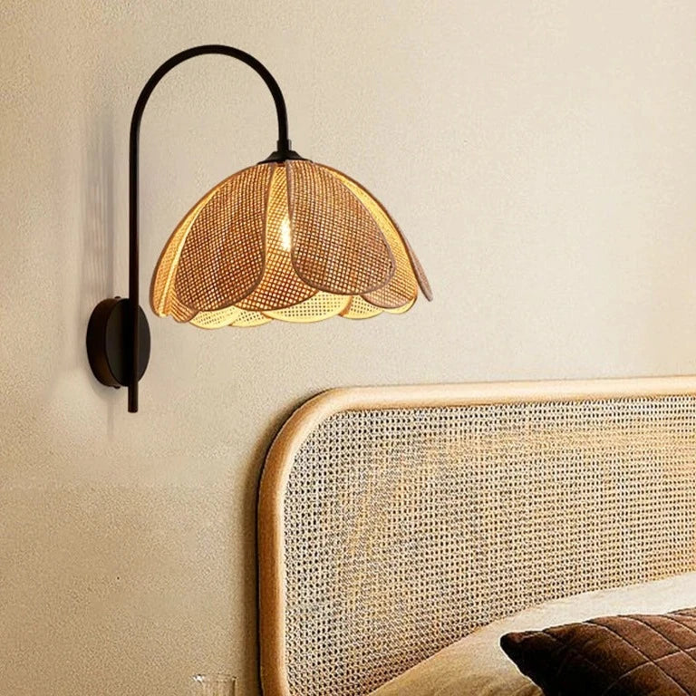 LumiEssence - Wandleuchte mit Rattanblume