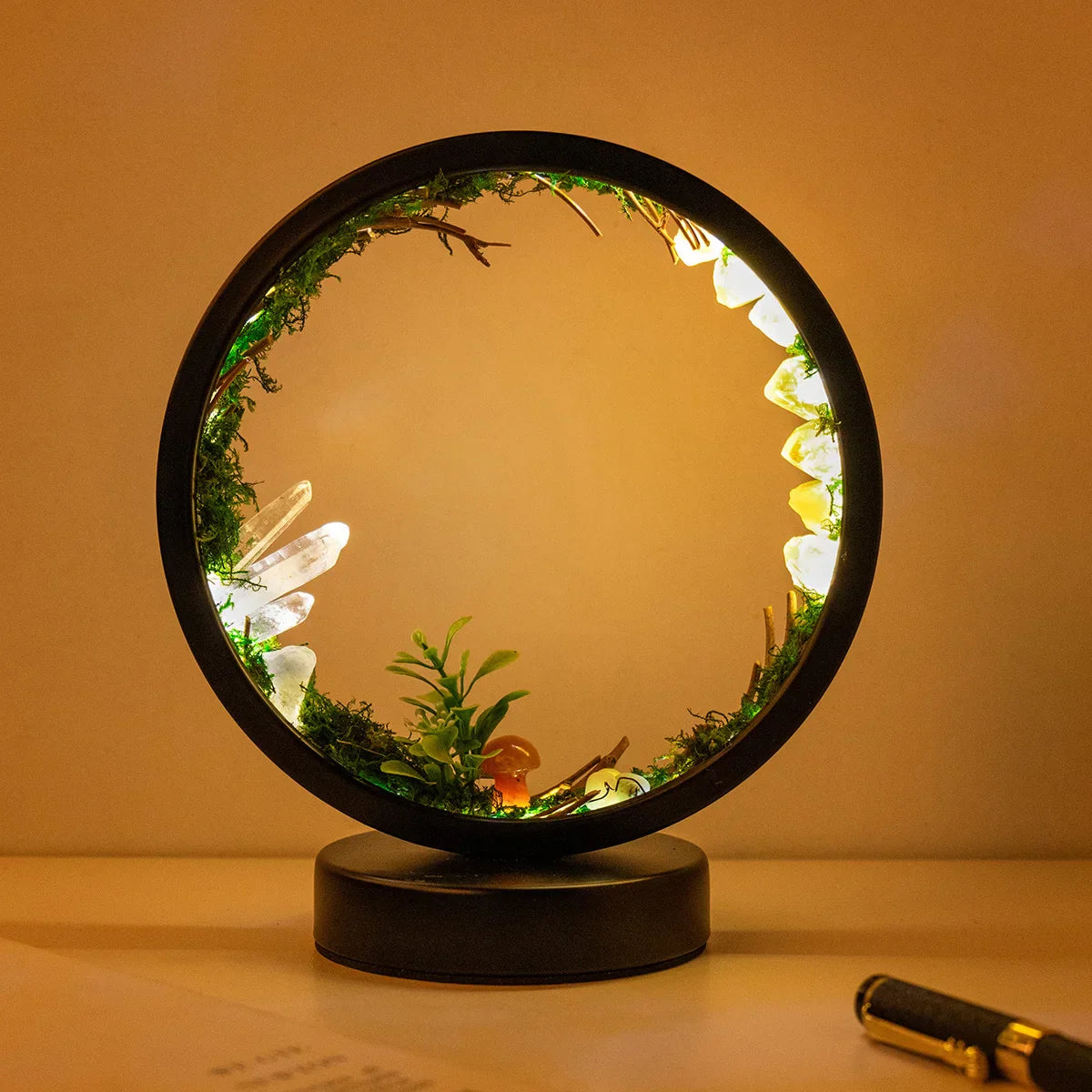 EnchantedRing | Nachtlampe mit eleganter runder Rahmen mit grünen Pflanzen und echten Kristallen, perfekt für die Wohnkultur