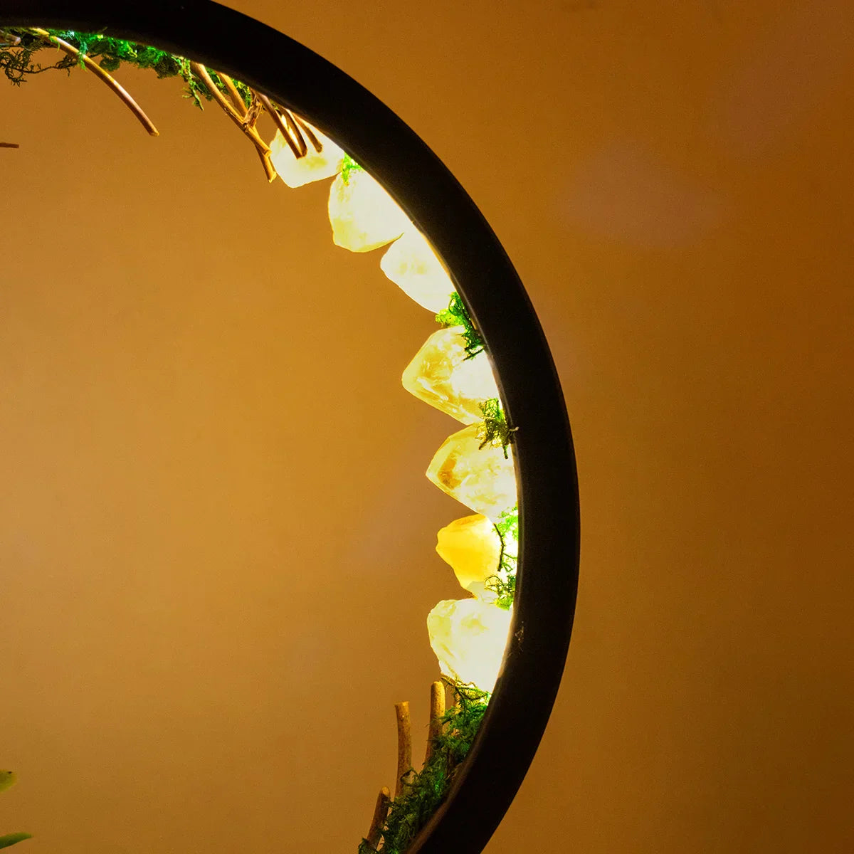 EnchantedRing | Nachtlampe mit eleganter runder Rahmen mit grünen Pflanzen und echten Kristallen, perfekt für die Wohnkultur
