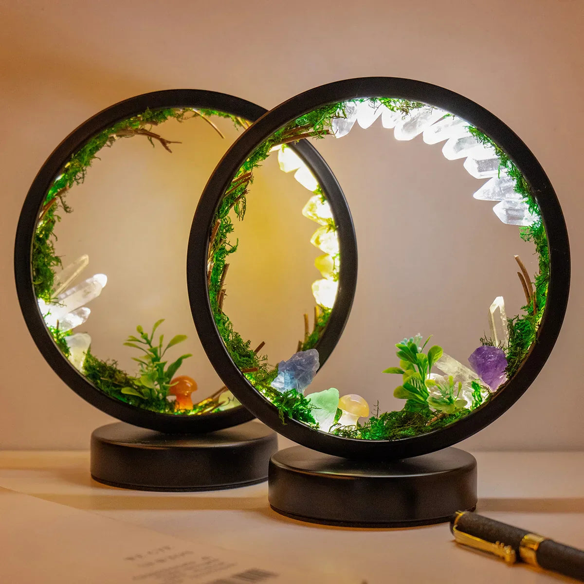 EnchantedRing | Nachtlampe mit eleganter runder Rahmen mit grünen Pflanzen und echten Kristallen, perfekt für die Wohnkultur