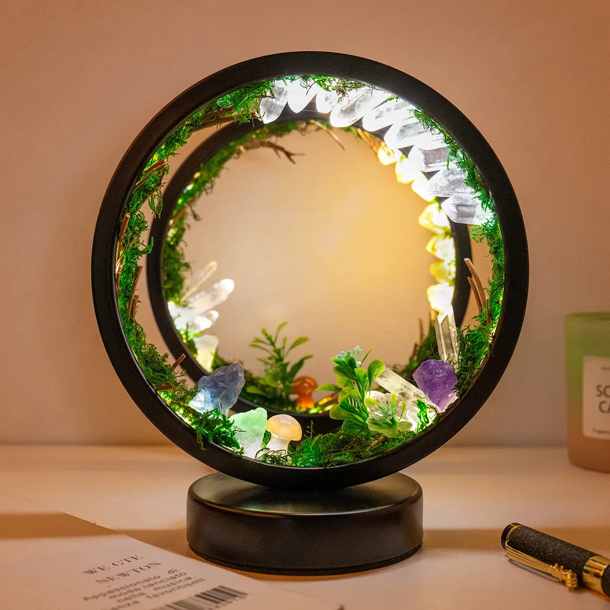 EnchantedRing | Nachtlampe mit eleganter runder Rahmen mit grünen Pflanzen und echten Kristallen, perfekt für die Wohnkultur