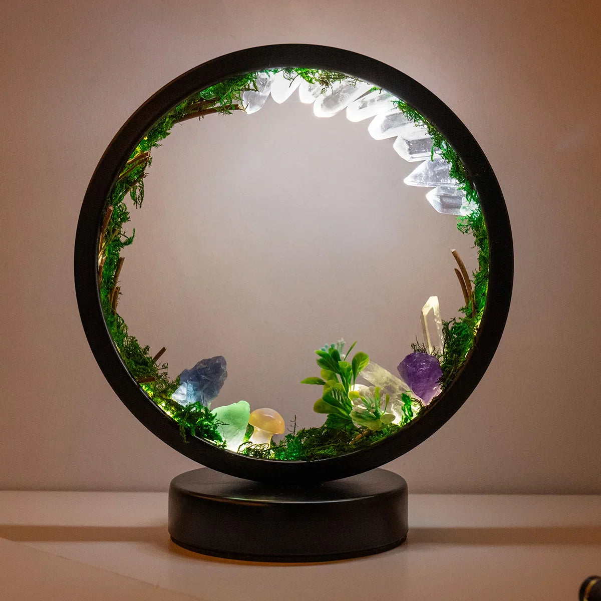 EnchantedRing | Nachtlampe mit eleganter runder Rahmen mit grünen Pflanzen und echten Kristallen, perfekt für die Wohnkultur