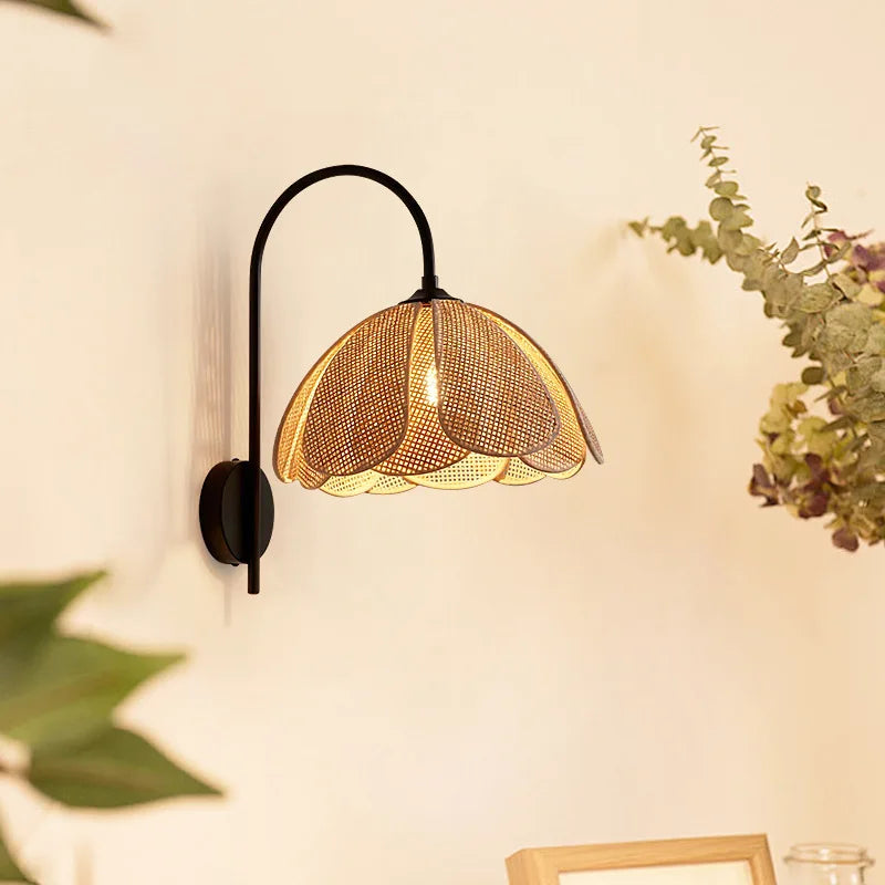 LumiEssence - Wandleuchte mit Rattanblume