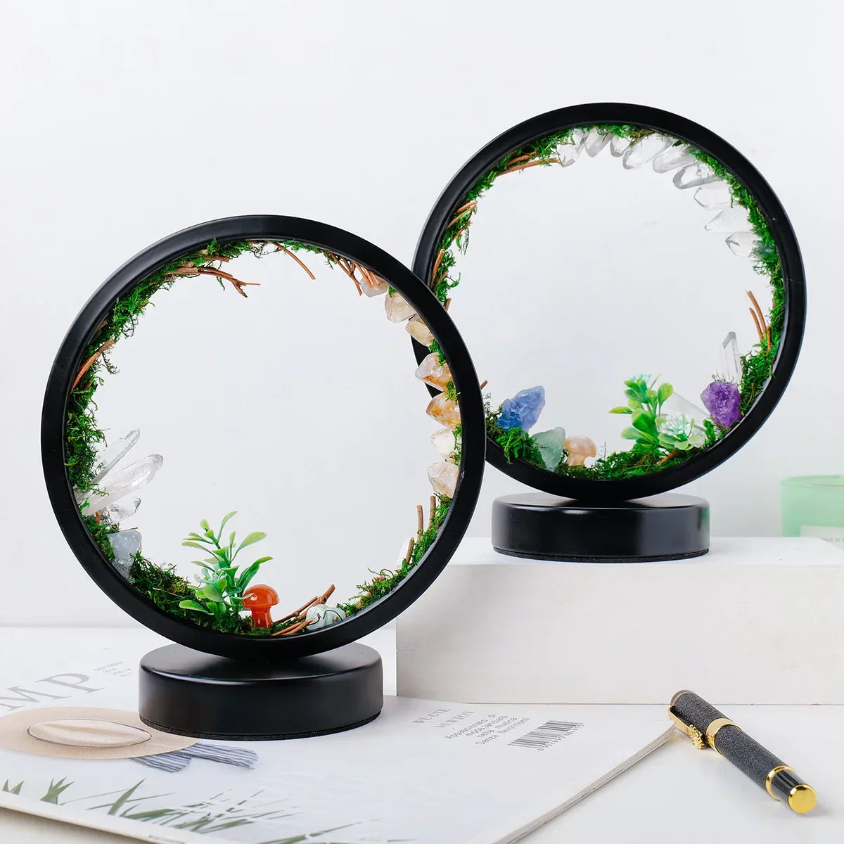 EnchantedRing | Nachtlampe mit eleganter runder Rahmen mit grünen Pflanzen und echten Kristallen, perfekt für die Wohnkultur